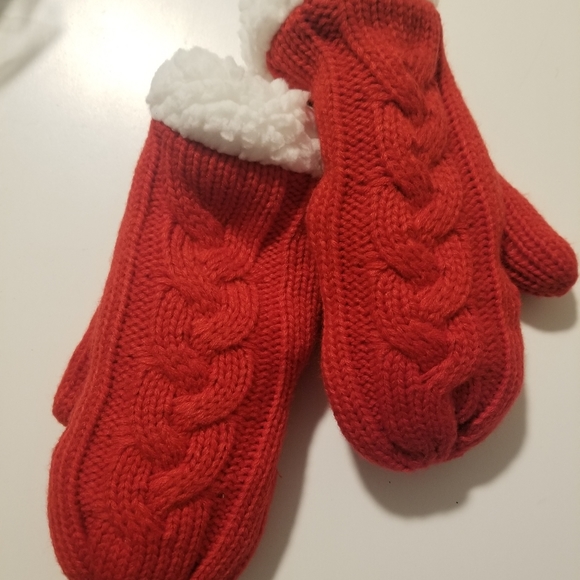 New Pink Victoria's Secret Red hat and Mitten set - Picture 4 of 5